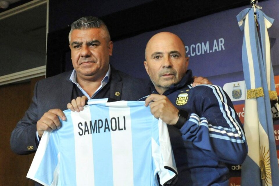 Sampaoli junto a Tapia, al inicio de un nuevo proceso en la Selección. (Fuente: Télam)