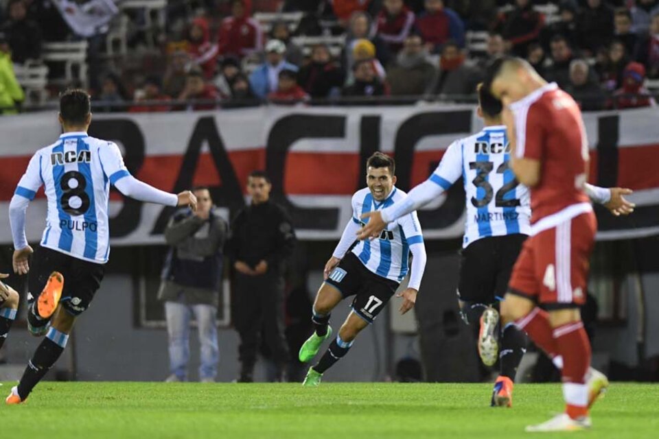 Marcos Acuña, una de las figuras de Racing, celebra el tercer gol. (Fuente: Télam)