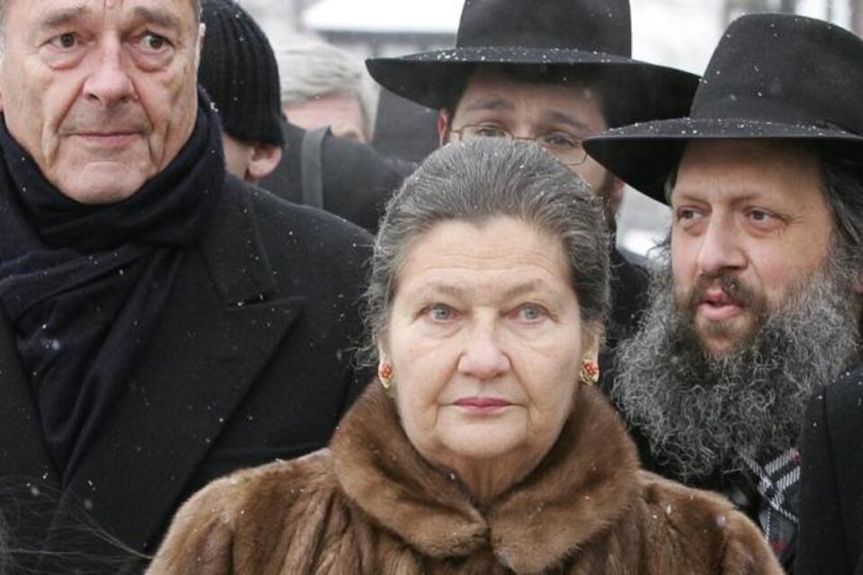 Simone Veil junto al presidente Jacques Chirac, en 2005, cuando el 60º aniversario de la liberación de Auschwitz. (Fuente: AFP)