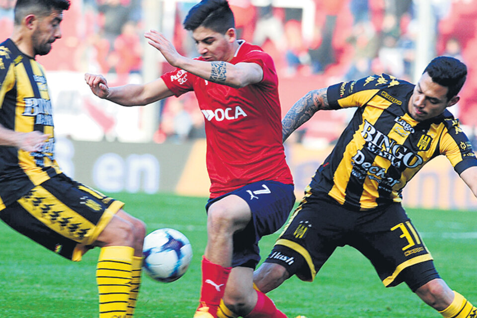 Benítez intenta pasar ante la marca rival. (Fuente: Fotobaires)