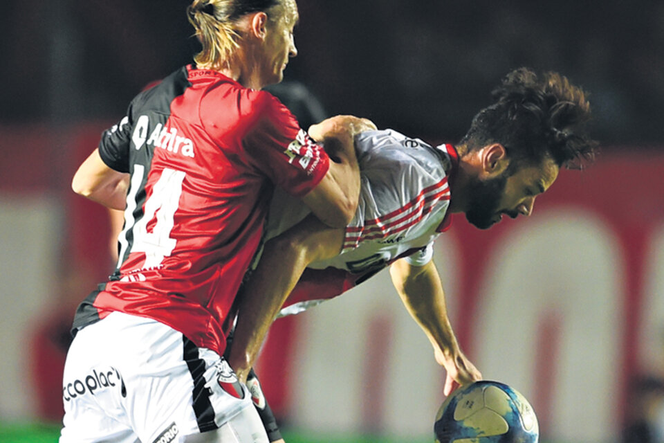 Bastía y Larrondo disputan la pelota, en un partido discreto (Fuente: Fotobaires)