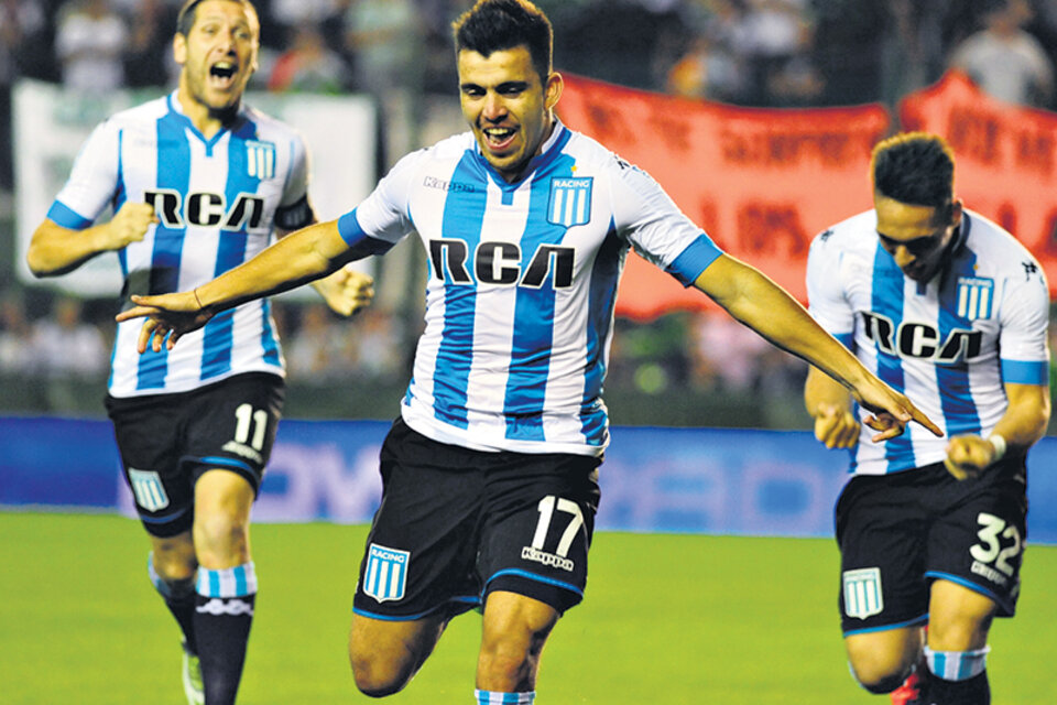 Acuña festeja su gol, el primero de Racing y el que puede abrir el sueño de entrar a la Libertadores. (Fuente: Fotobaires)
