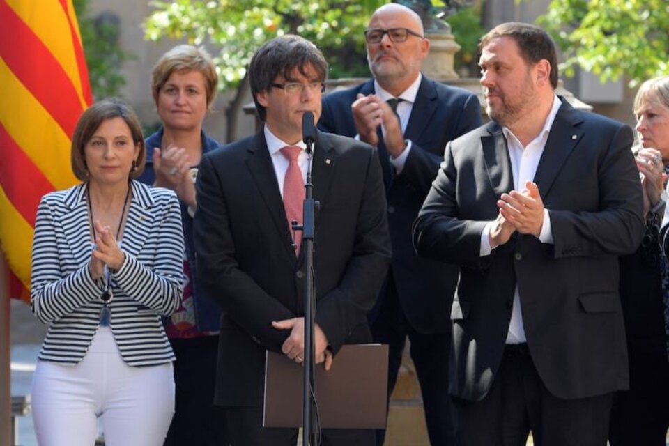 Puigdemont anuncia el referéndum junto a los miembros de su gobierno. (Fuente: AFP)