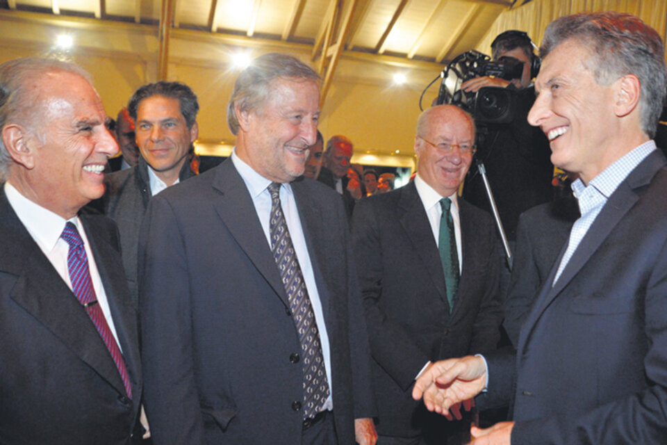 El presidente Mauricio Macri les sonríe a Alejandro Bulgheroni (Bridas), Cristiano Rattazzi (Fiat) y Paolo Rocca (Techint).