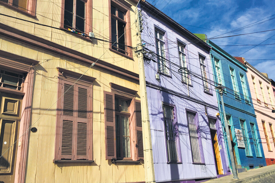 Desniveles y fachadas de colores, dos distintivos de Valparaíso.