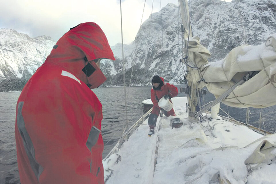Descongelando la cubierta, frente a la Isla de los Estados. (Fuente: Gentileza Raúl Ferrer)