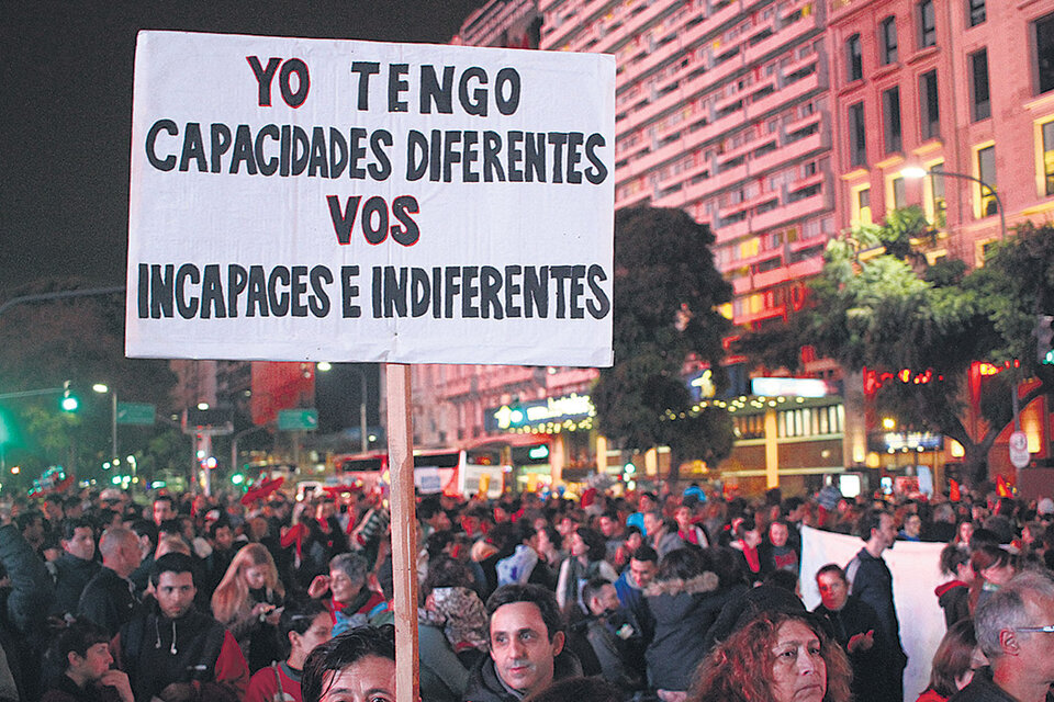 En carteles caseros y espontáneos, las víctimas de la medida desnudaron la indiferencia y discriminación del Gobierno. (Fuente: Leandro Teysseire)
