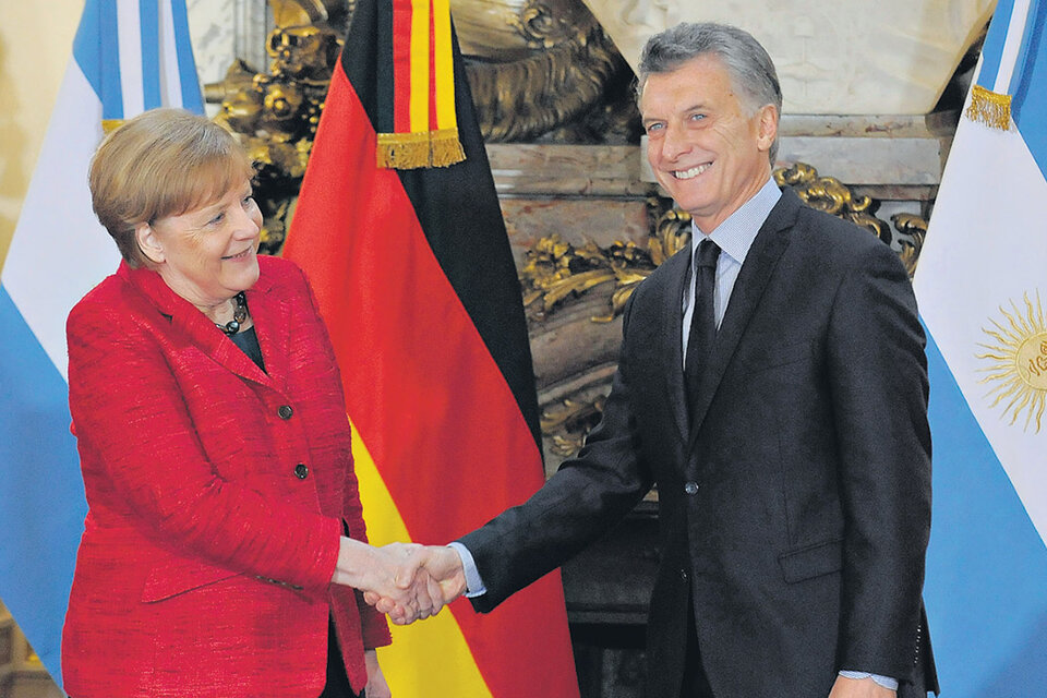 Angela Merkel y Mauricio Macri durante el saludo de rigor tras su encuentro en la Casa Rosada. (Fuente: DyN)