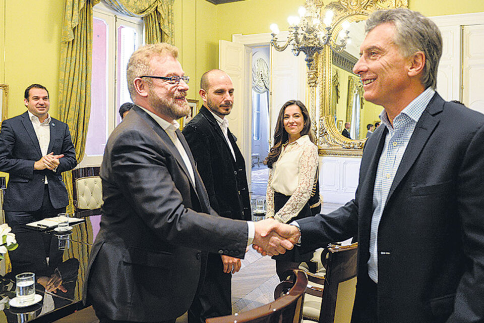 Rabinovich y equipo, ayer, junto a Macri en el Salón de los Científicos Argentinos de Casa Rosada. (Fuente: DyN)