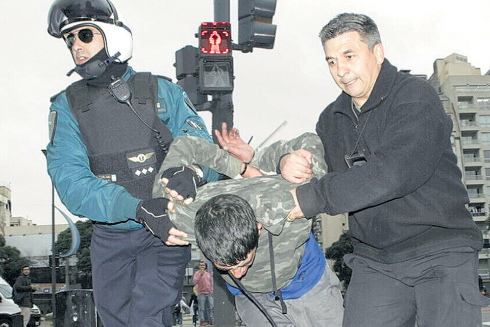 Rodríguez Larreta defendió a los policías que cargaron brutalmente contra los manifestantes. (Fuente: FotoSur)