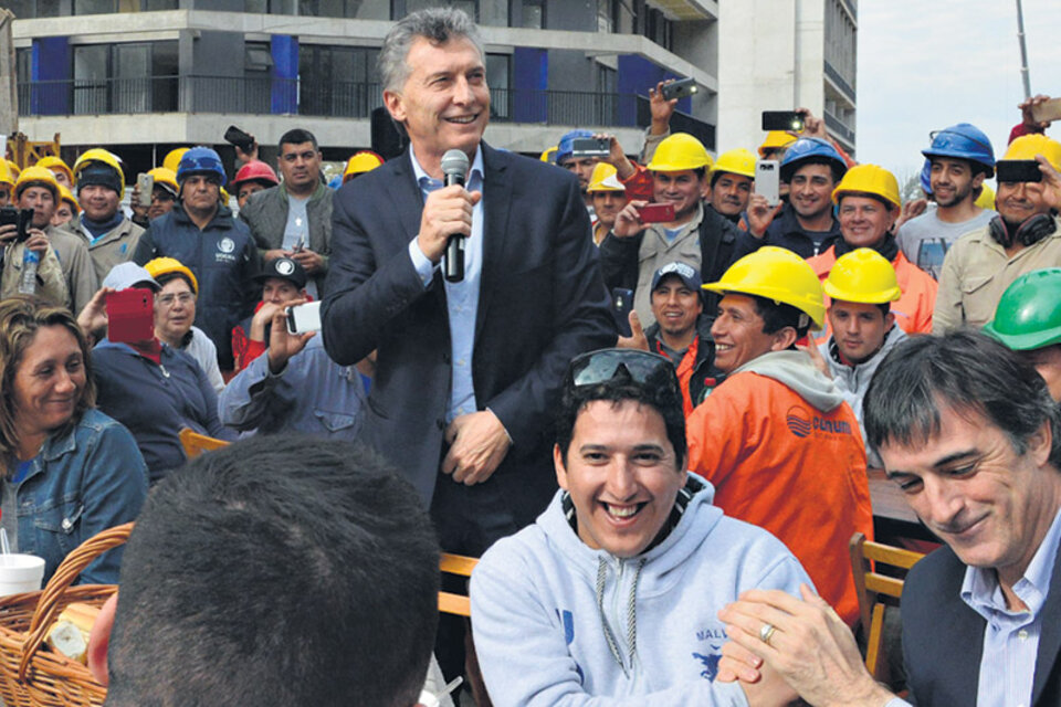 En campaña, Mauricio Macri y el ministro Esteban Bullrich compartieron acto en la Villa Olímpica. (Fuente: DyN)