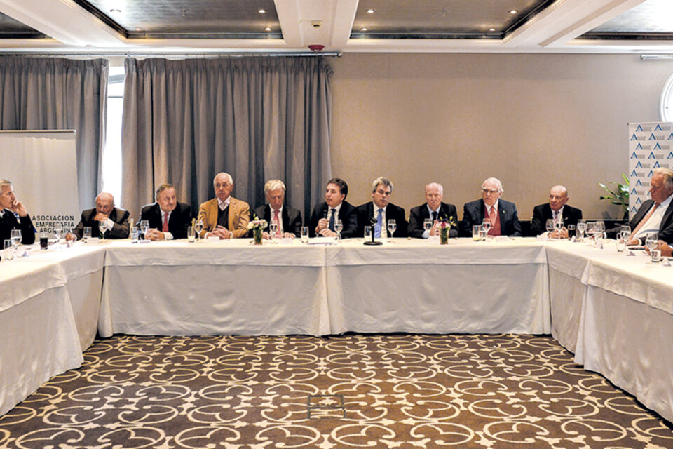 El ministro Nicolás Dujovne junto a los empresarios de la Asociación Empresaria Argentina. (Fuente: DyN)