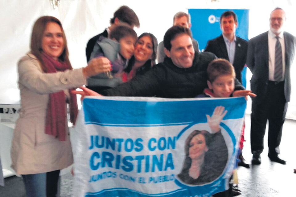 Los vecinos esperaron a los funcionarios de Cambiemos con carteles de reconocimiento a CFK.
