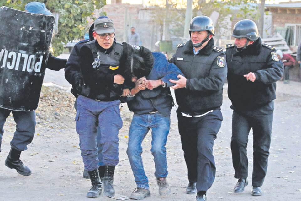 La policía de Neuquén arremetió con palos y balas de goma contra las familias.