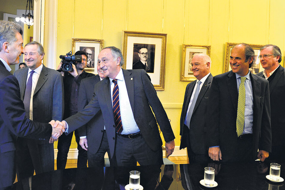 Mauricio Macri saluda a Miguel Acevedo, nuevo presidente de la central fabril, quien encabezó una delegación de grandes empresarios. (Fuente: DyN)