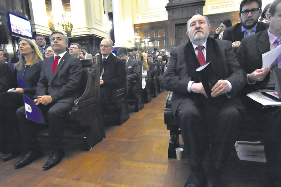 Los gobernadores Alfredo Cornejo y Carlos Verna en la audiencia. (Fuente: DyN)