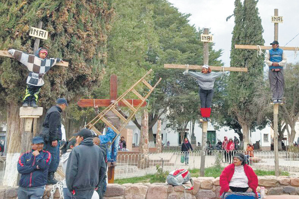 En la “crucifixión simbólica” un chico de 9 años estuvo tres horas en la cruz.