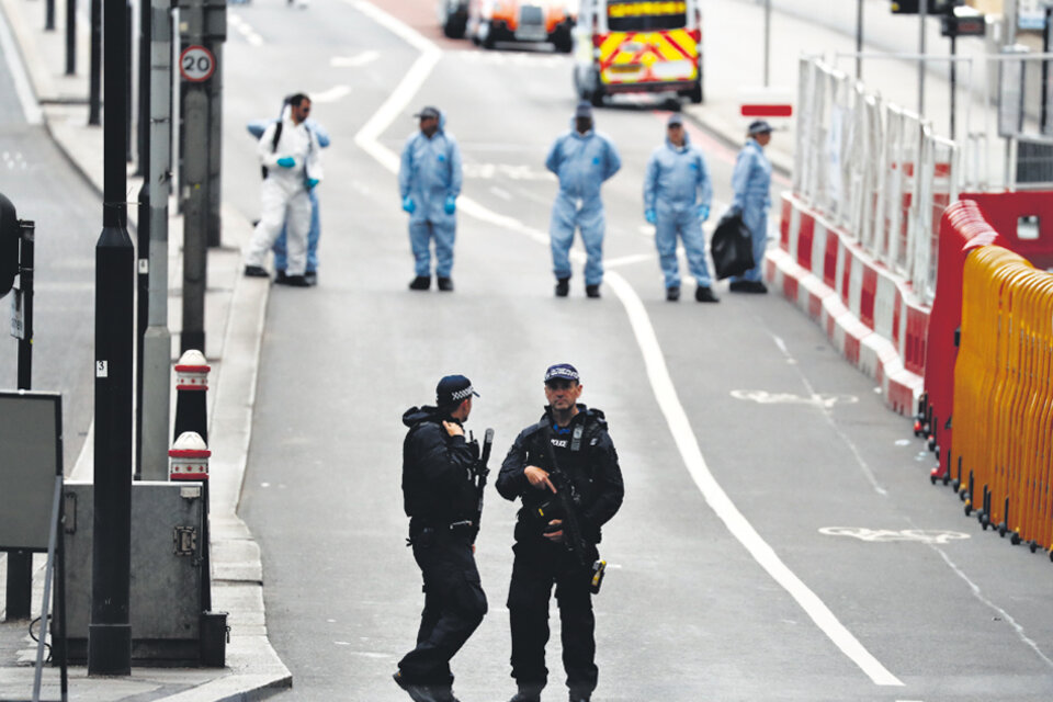 Policías e investigadores trabajaban en el London Bridge tras el ataque terrorista. (Fuente: AFP)