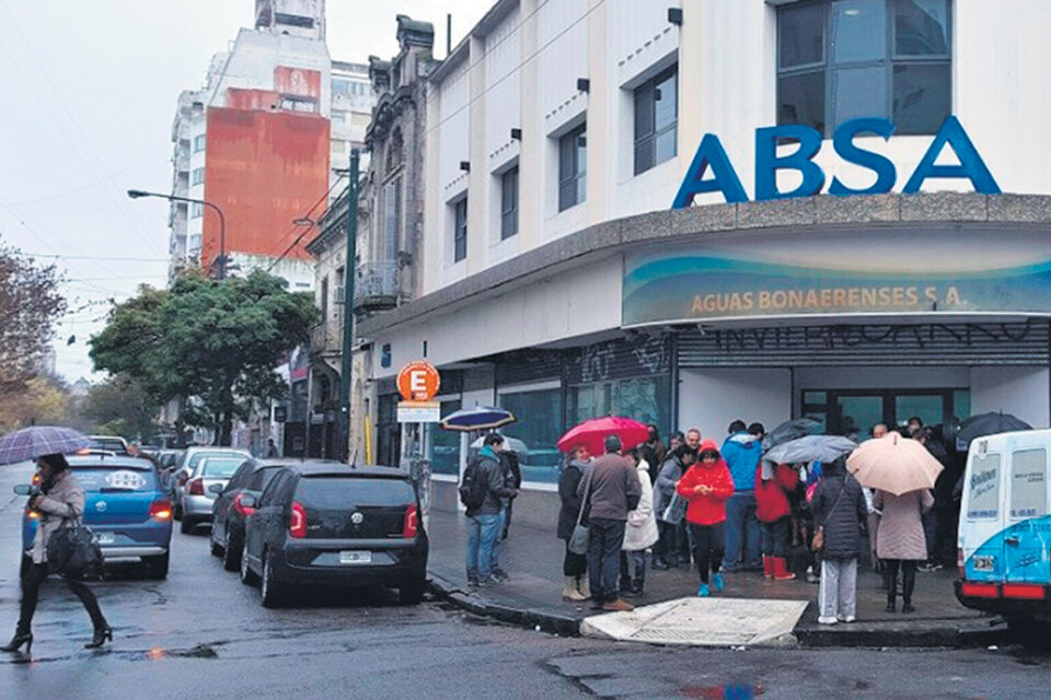 La empresa ABSA deberá proveer 2000 litros de agua potable en bidones a cada afectado.
