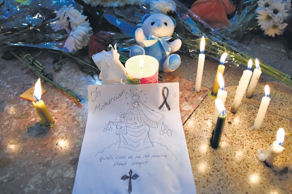 Flores, velas y cartas en el memorial espontáneo para las víctimas de la bomba en el shopping de Bogotá.