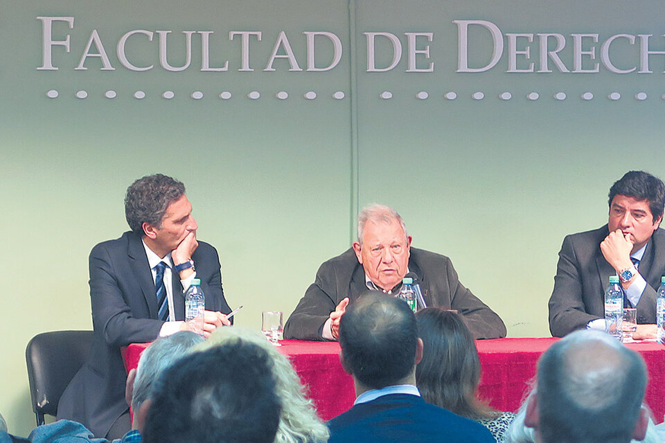 Uno de los paneles: el camarista Marcelo Madina, el jurista Julio Maier y el juez de Casación Alejandro Slokar.