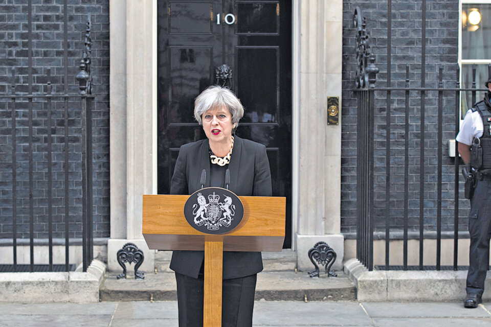 En las puertas de 10 Downing Street, Theresa May señaló la nueva estrategia contra el terrorismo. (Fuente: AFP)