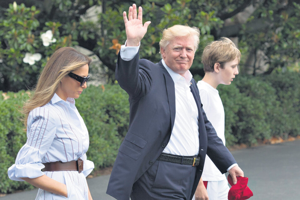 Trump, su mujer Melania y su hijo Barron llegan a Camp David en helicóptero. (Fuente: EFE)