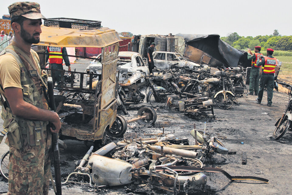 El estallido del camión cisterna destrozó todo a su alrededor. (Fuente: AFP)