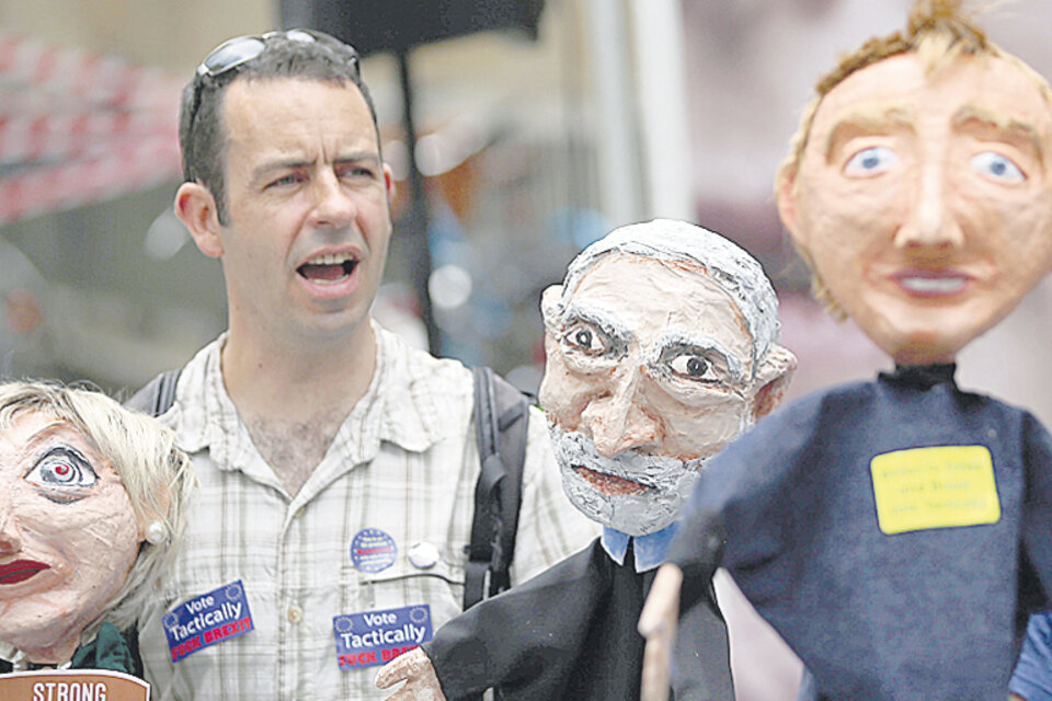 Marionetas de los candidatos Theresa May, Jeremy Corbyn y Tim Farron.