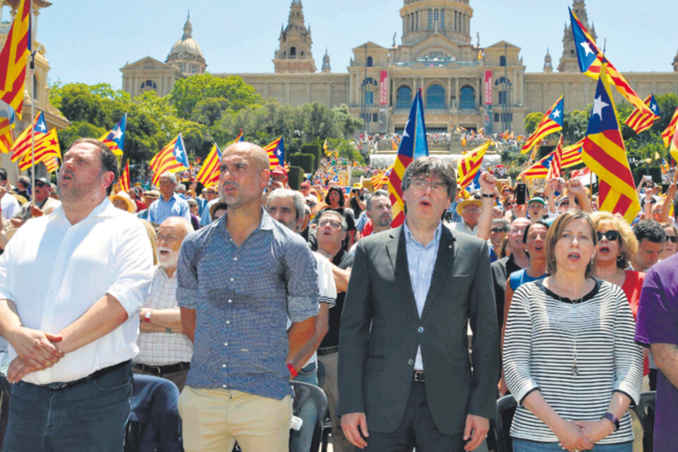 “La única repuesta posible es votar”, dijo Guardiola junto a los políticos catalanes.