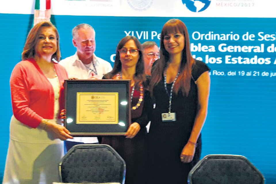 María José Guembe (en el centro), al recibir la distinción de la OEA en la ciudad mexicana de Cancún.