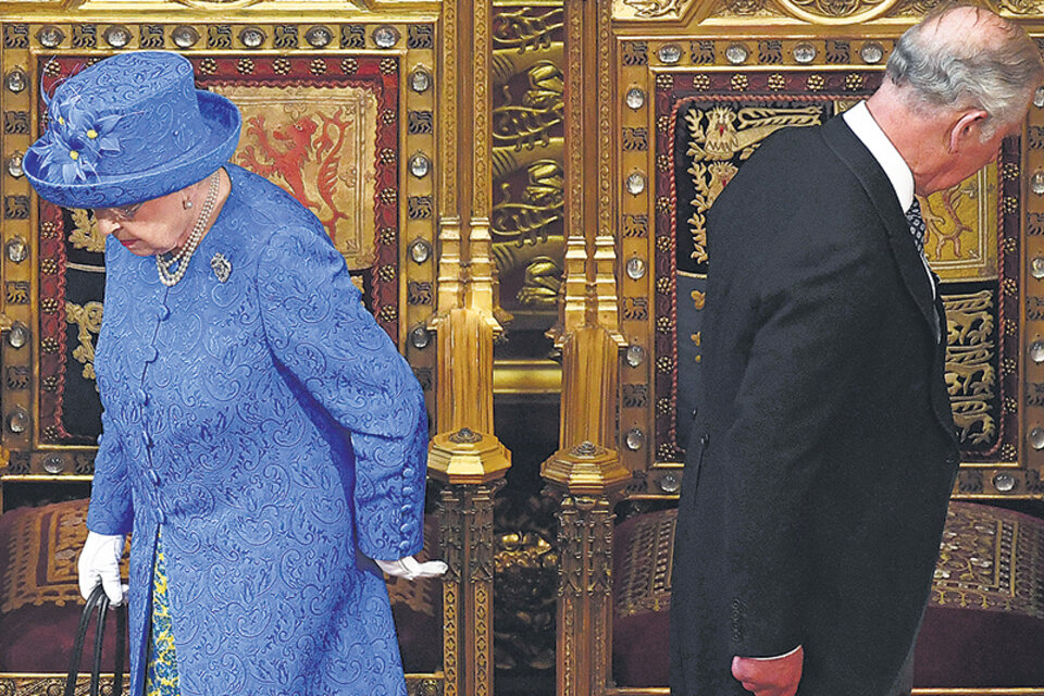 “Mi gobierno llevará adelante una investigación pública ,” dijo la reina acerca del incendio. Aquí, antes de tomar asiento junto al Príncipe de Gales.