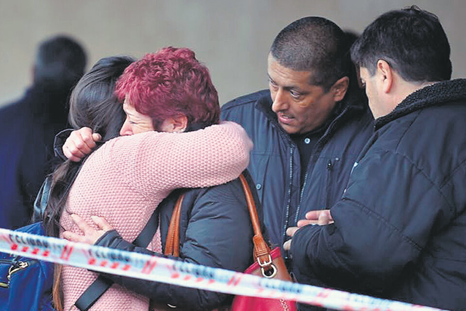 Familiares de las víctimas se encuentran envueltas en llanto después de arribar a Mendoza. (Fuente: DyN)