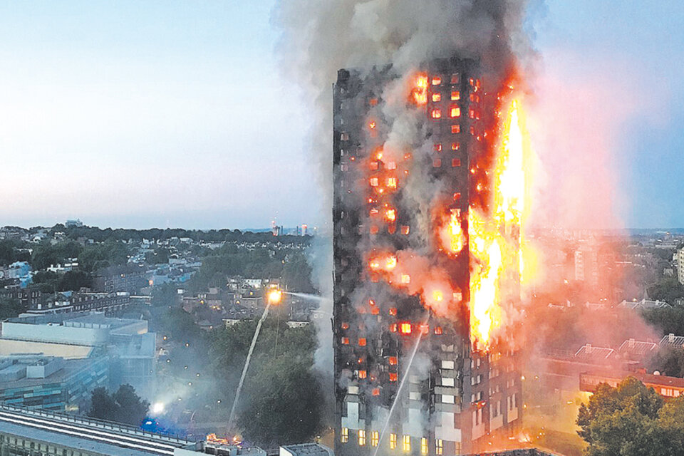 Ardió un edificio de 24 pisos en Londres