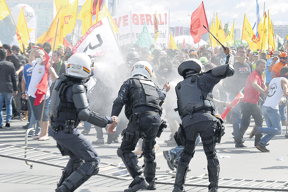 Policías reprimen a manifestantes en Brasilia el 24 de mayo.