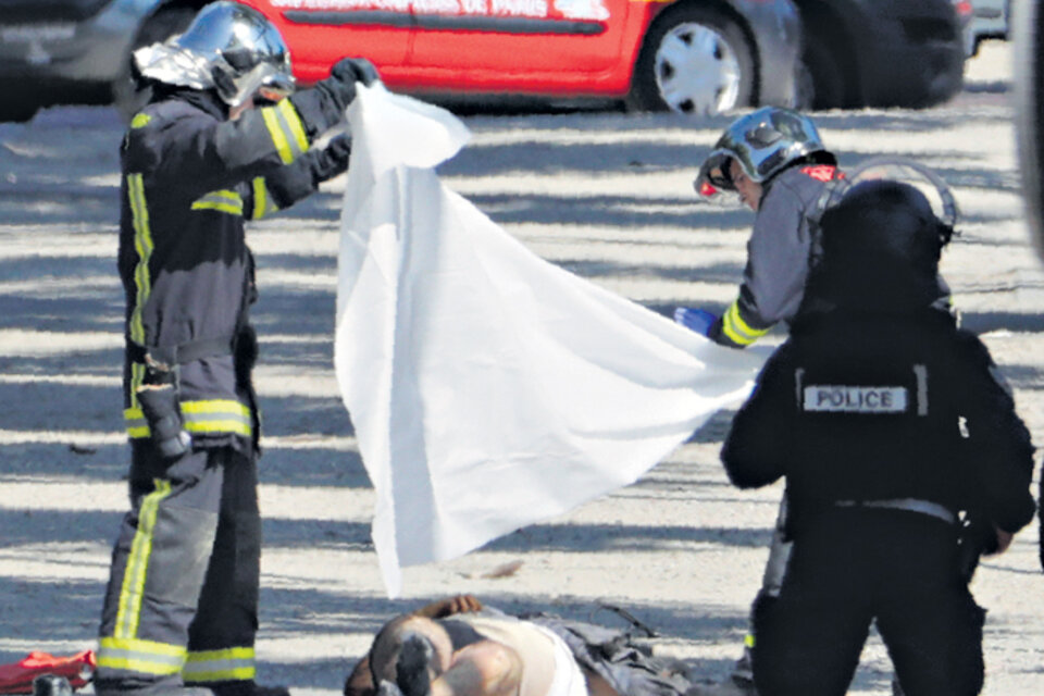 El vehículo se prendió fuego y el atacante murió. (Fuente: AFP)