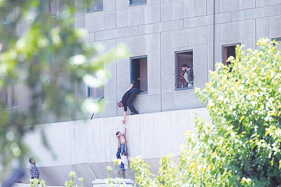 Policías ayudan a escapar a civiles en el Parlamento iraní. (Fuente: EFE)