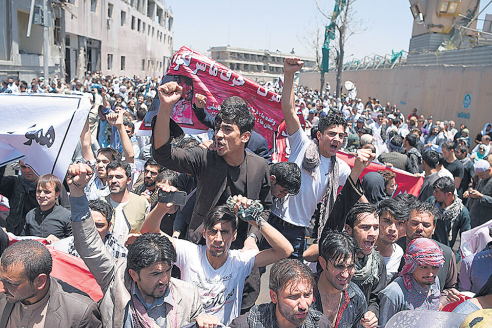 Manifestantes gritan consignas contra el gobierno afgano.