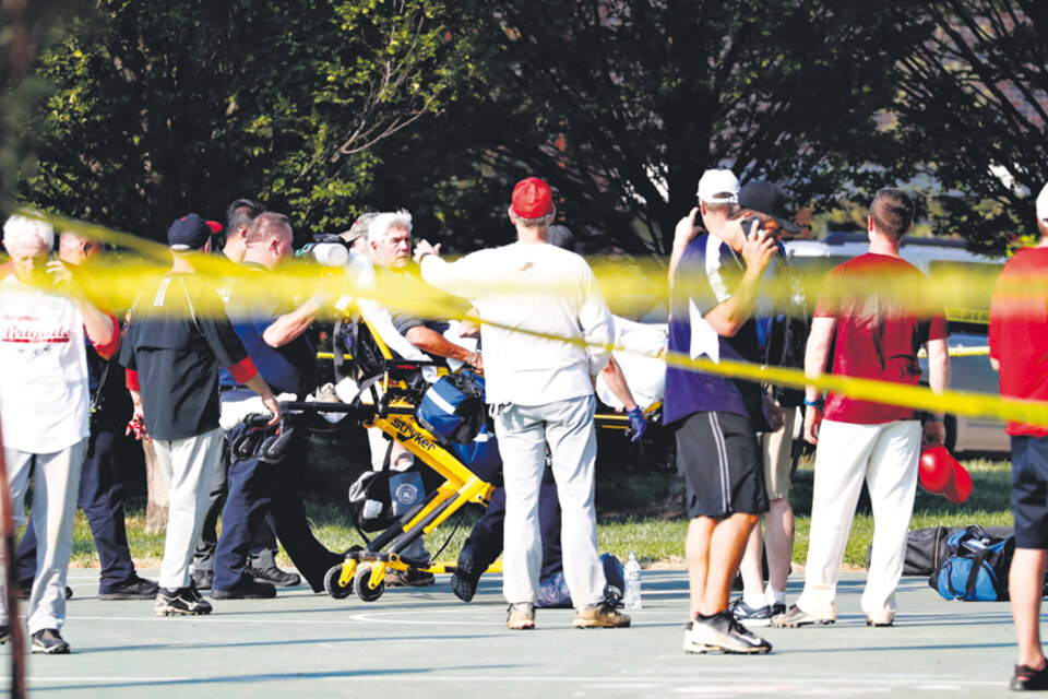 Un hombre es trasladado en camilla después del tiroteo en el diamante de béisbol en el que practicaban los congresistas. (Fuente: EFE)