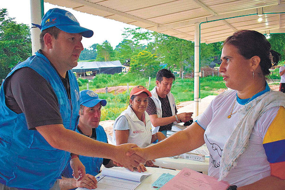 Entrega de credenciales tras la dejación de armas en Caño Indio. (Fuente: EFE)
