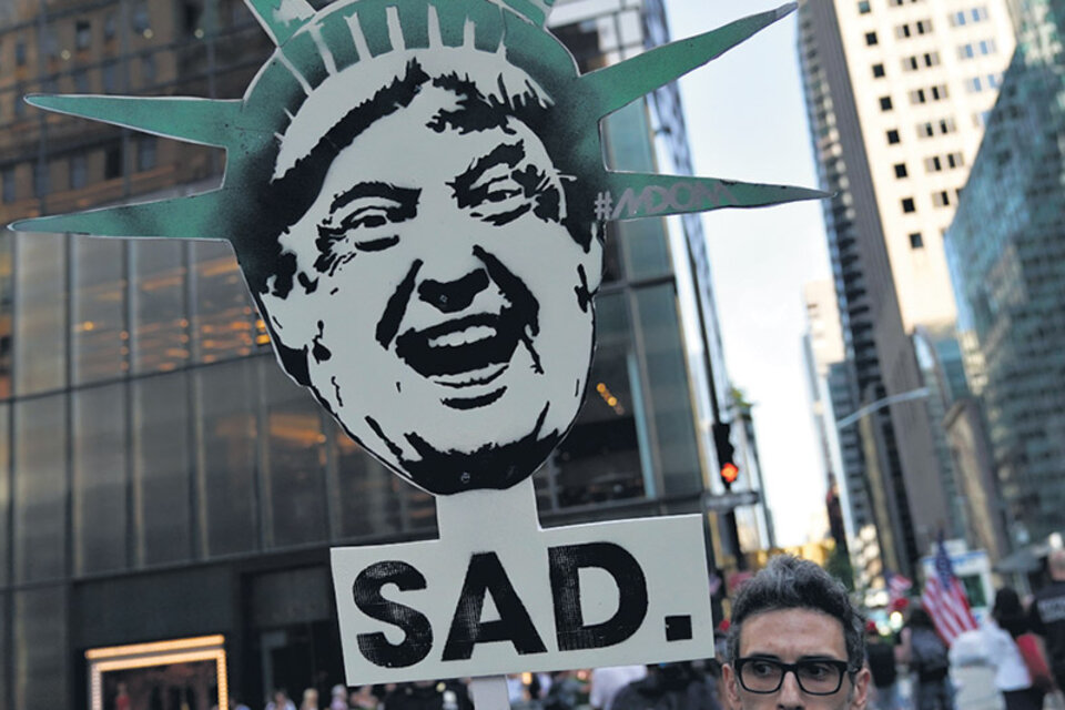 Un manifestante protesta en contra de Trump esta semana en la ciudad de Nueva York. (Fuente: AFP)