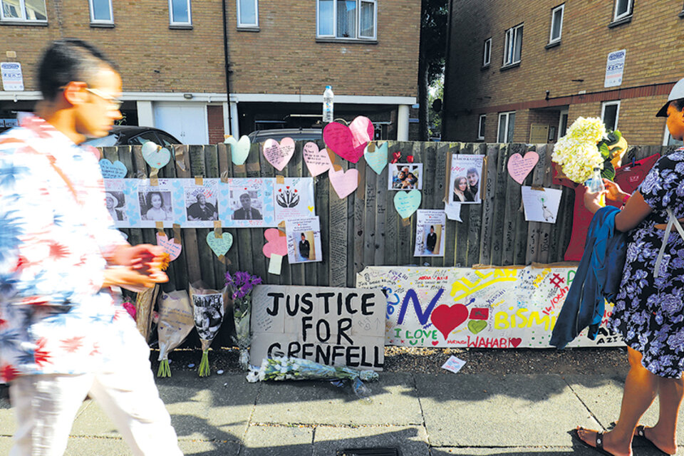 Ofrendas florales, fotos de desaparecidos y carteles que piden justicia en Kensington. (Fuente: AFP)