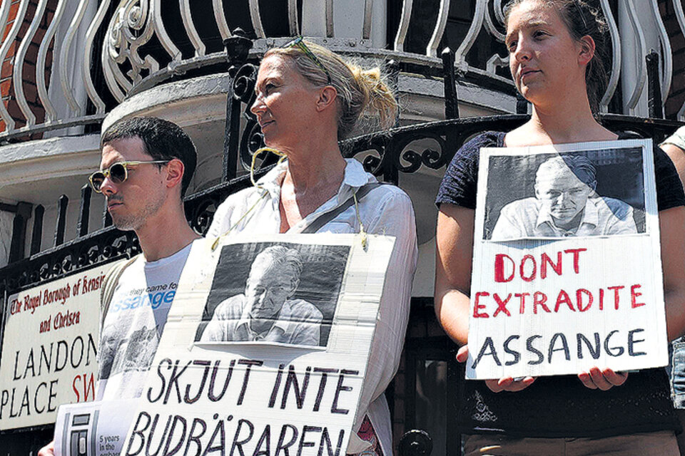 Partidarios de Assange se acercaron a la embajada de Ecuador en Londres. (Fuente: EFE)
