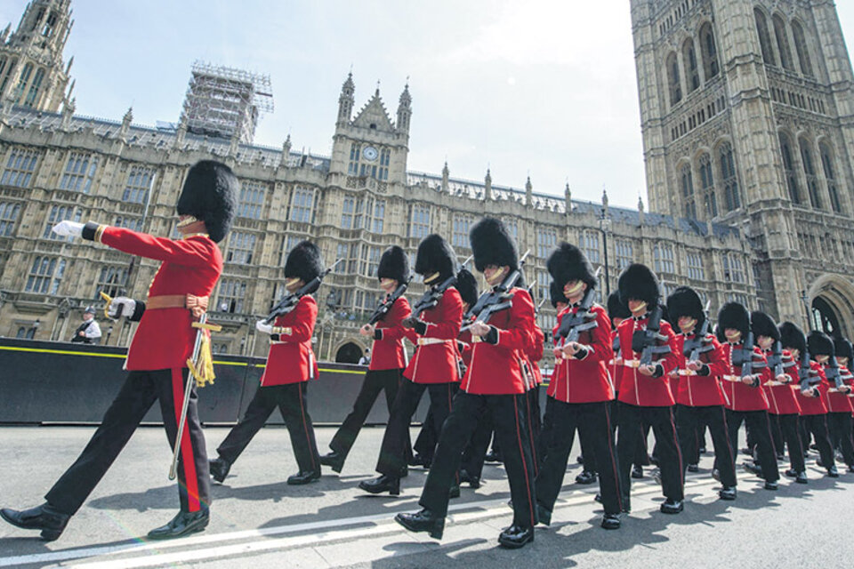 Los guardias escoceses no pudieron impedir el ciberataque al Palacio de Westminster, sede del Parlamento. (Fuente: EFE)