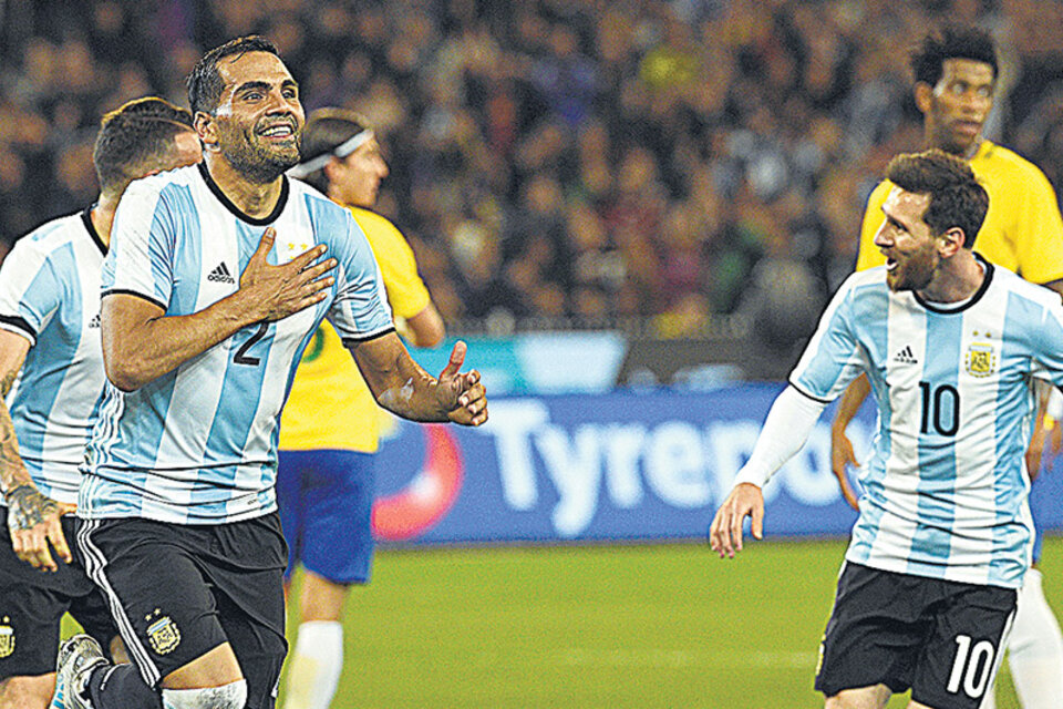 Gabriel Mercado festeja el gol de la victoria, a los 44 minutos, tras una jugada de tiro de esquina. (Fuente: AFP)