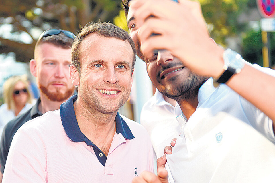 Macron se saca una selfie con un seguidor en la entrada a su casa en Le Touquet, norte de Francia. (Fuente: AFP)