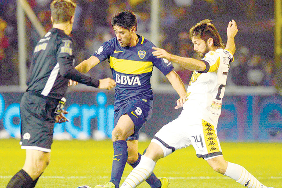 Pablo Pérez lucha por la pelota frente a Parnisari.
