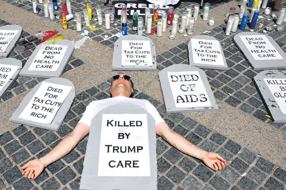Protesta contra el plan de salud republicano frente a Trump Tower en Nueva York. (Fuente: EFE)