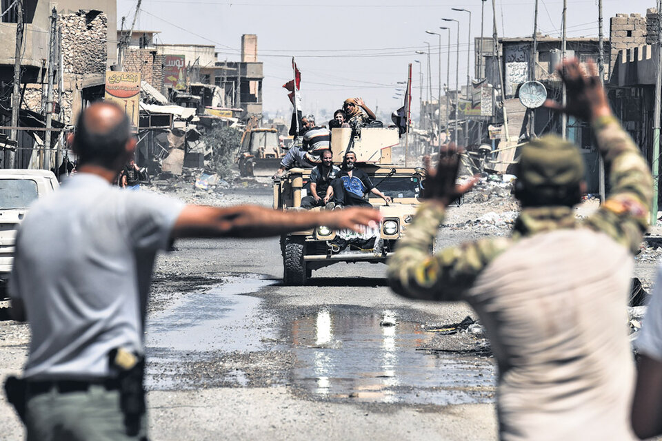 Residentes de la ciudad de Mosul llegan al distrito industrial huyendo de la guerra. (Fuente: AFP)