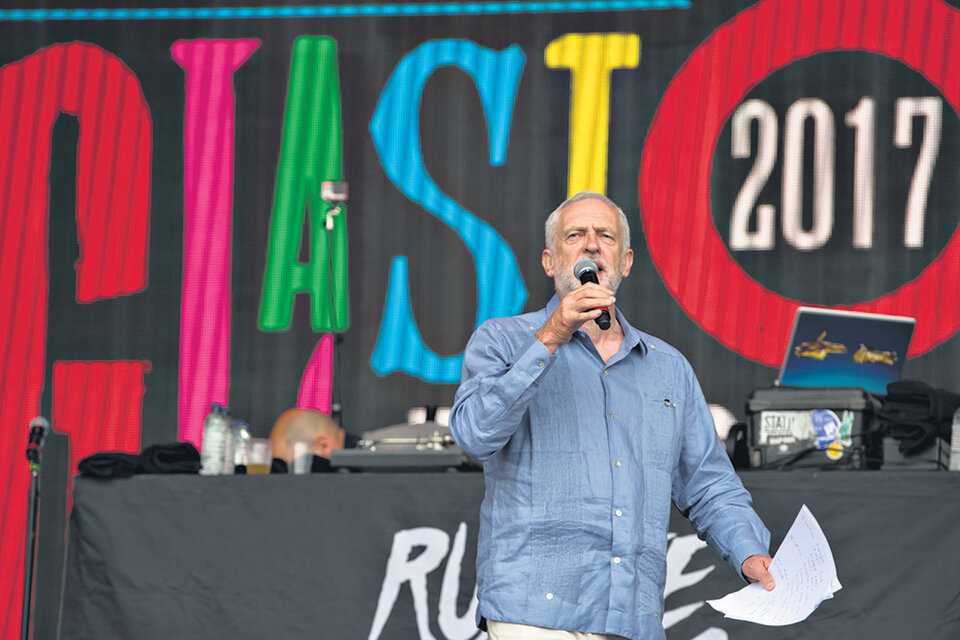 Corbyn le habla a la multitud reunida en el festival de rock de Glastonbury, donde fue recibido como un ídolo. (Fuente: AFP)